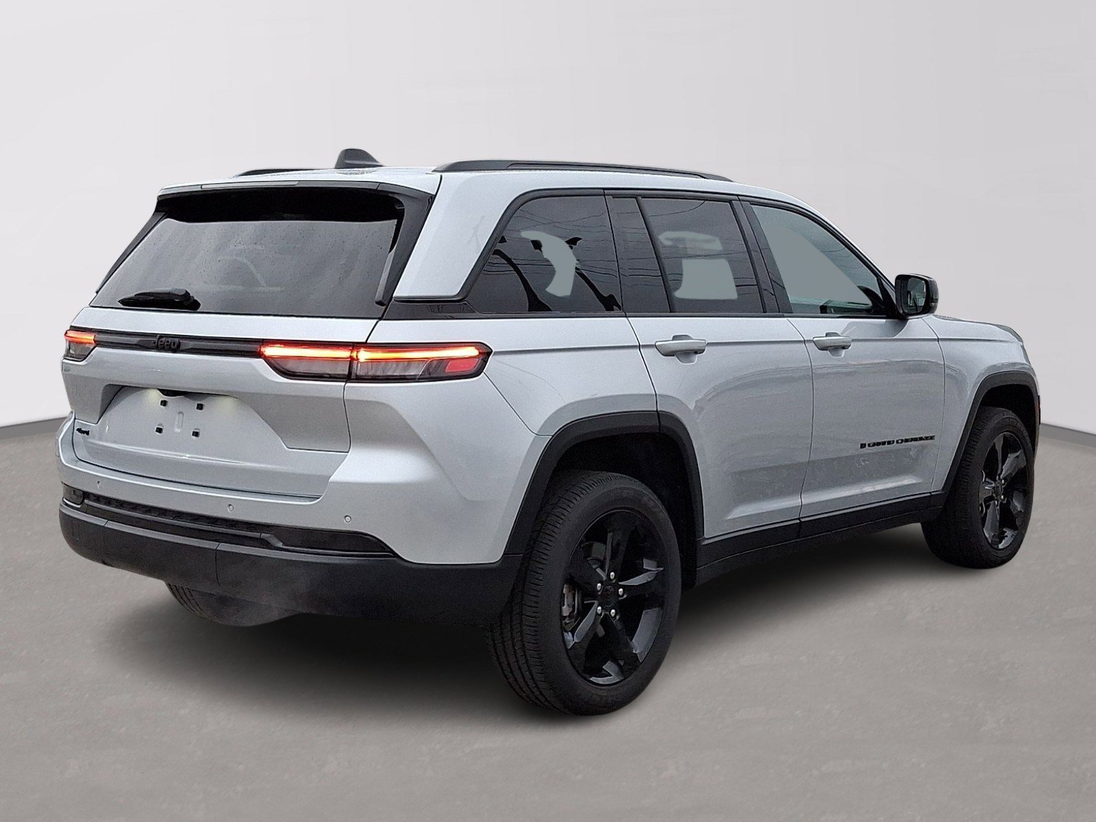 Used 2025 Jeep Grand Cherokee Altitude image 6