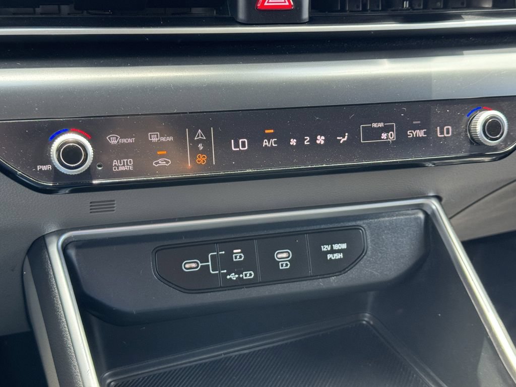 Used 2025 Kia Carnival FWD image 20