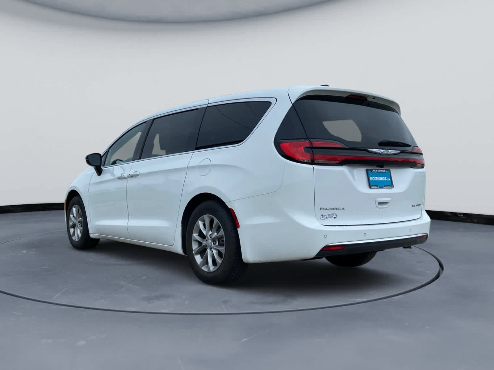 Used 2026 Chrysler Pacifica Limited FWD image 10