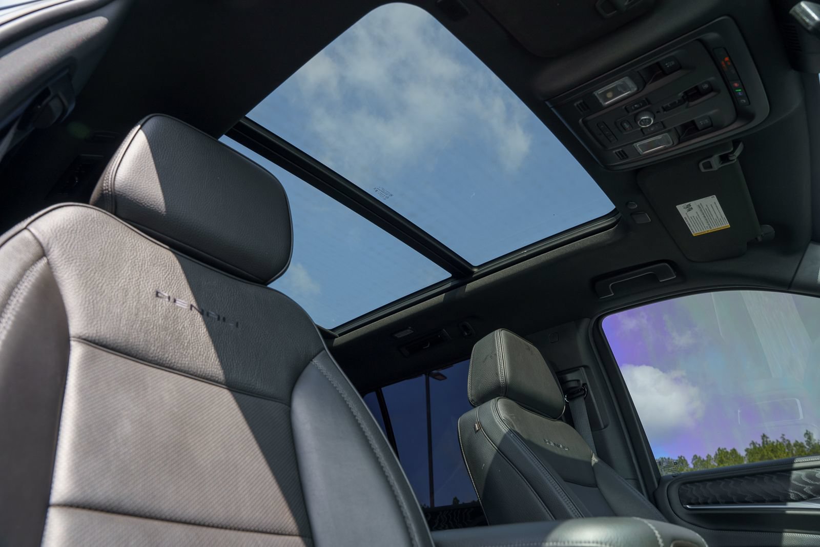 Used 2023 GMC Yukon XL Denali RWD image 34
