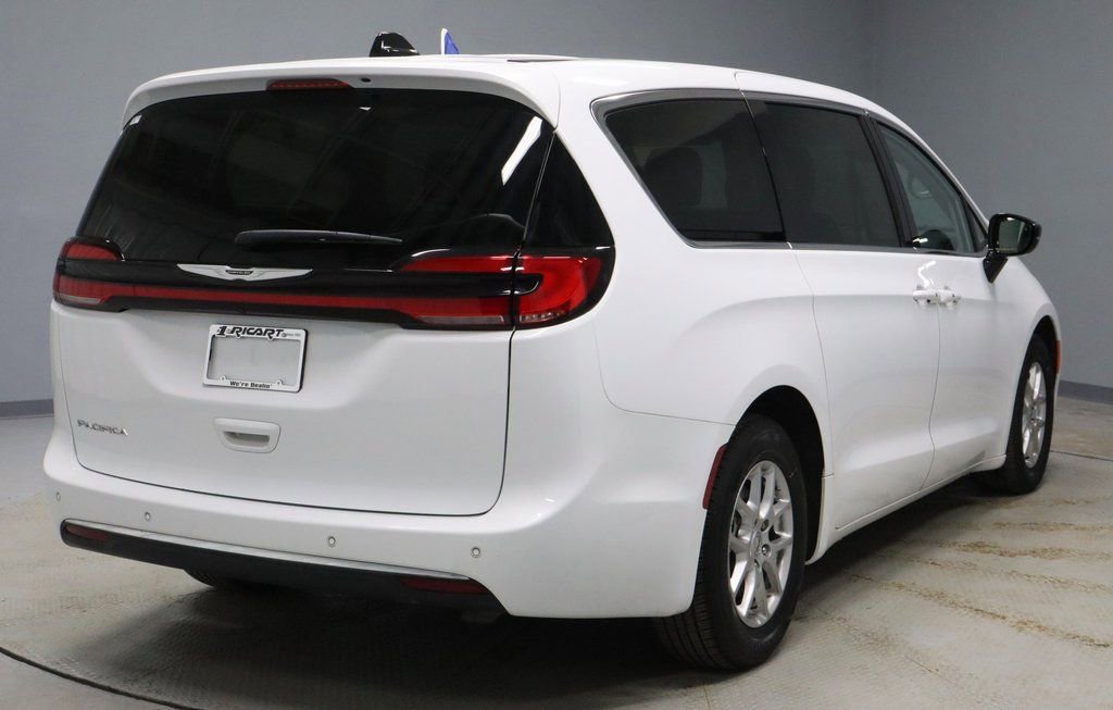 Used 2024 Chrysler Pacifica Touring-L image 10