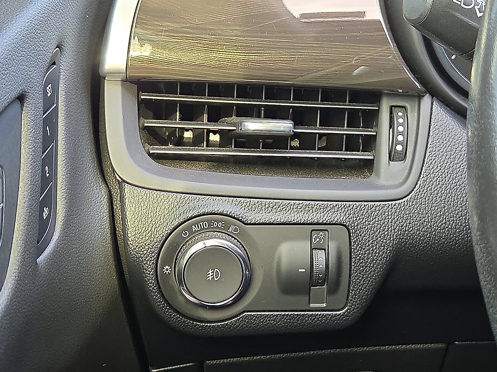 Used 2019 Buick Envision Essence FWD image 19