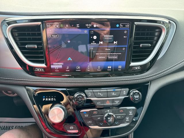 Used 2025 Chrysler Pacifica Limited FWD image 16