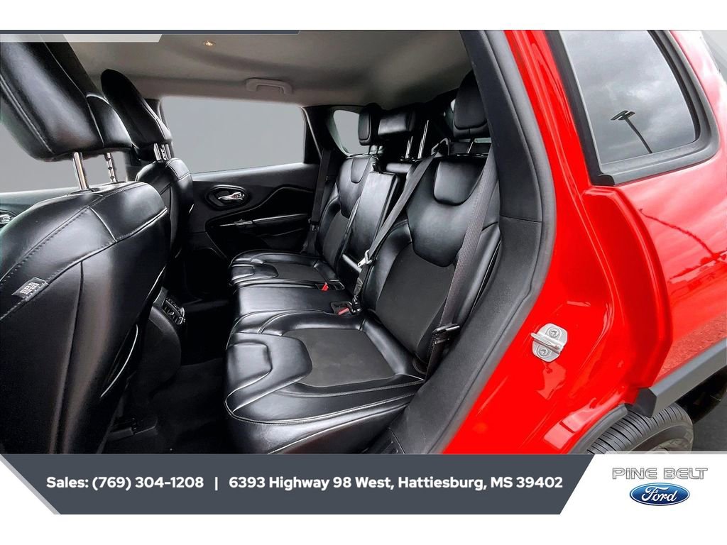 Used 2021 Jeep Cherokee Latitude Plus AWD/4WD image 18
