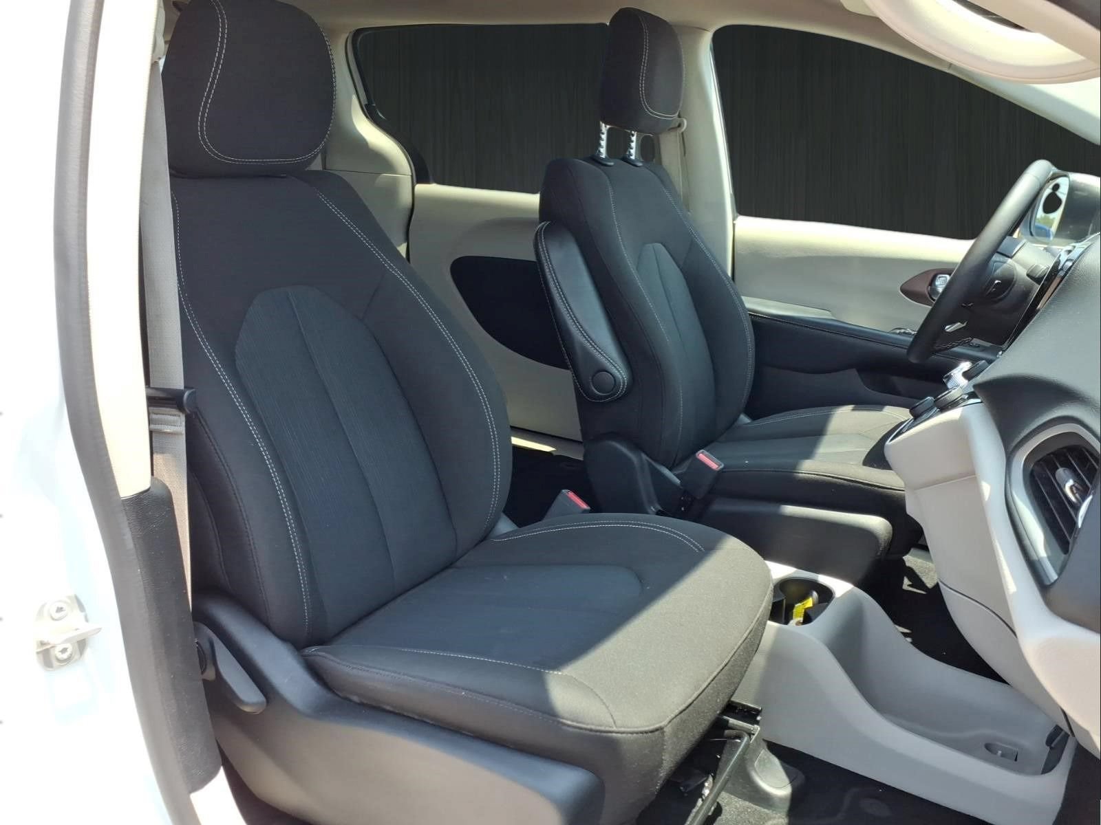 Used 2023 Chrysler Voyager LX FWD image 15