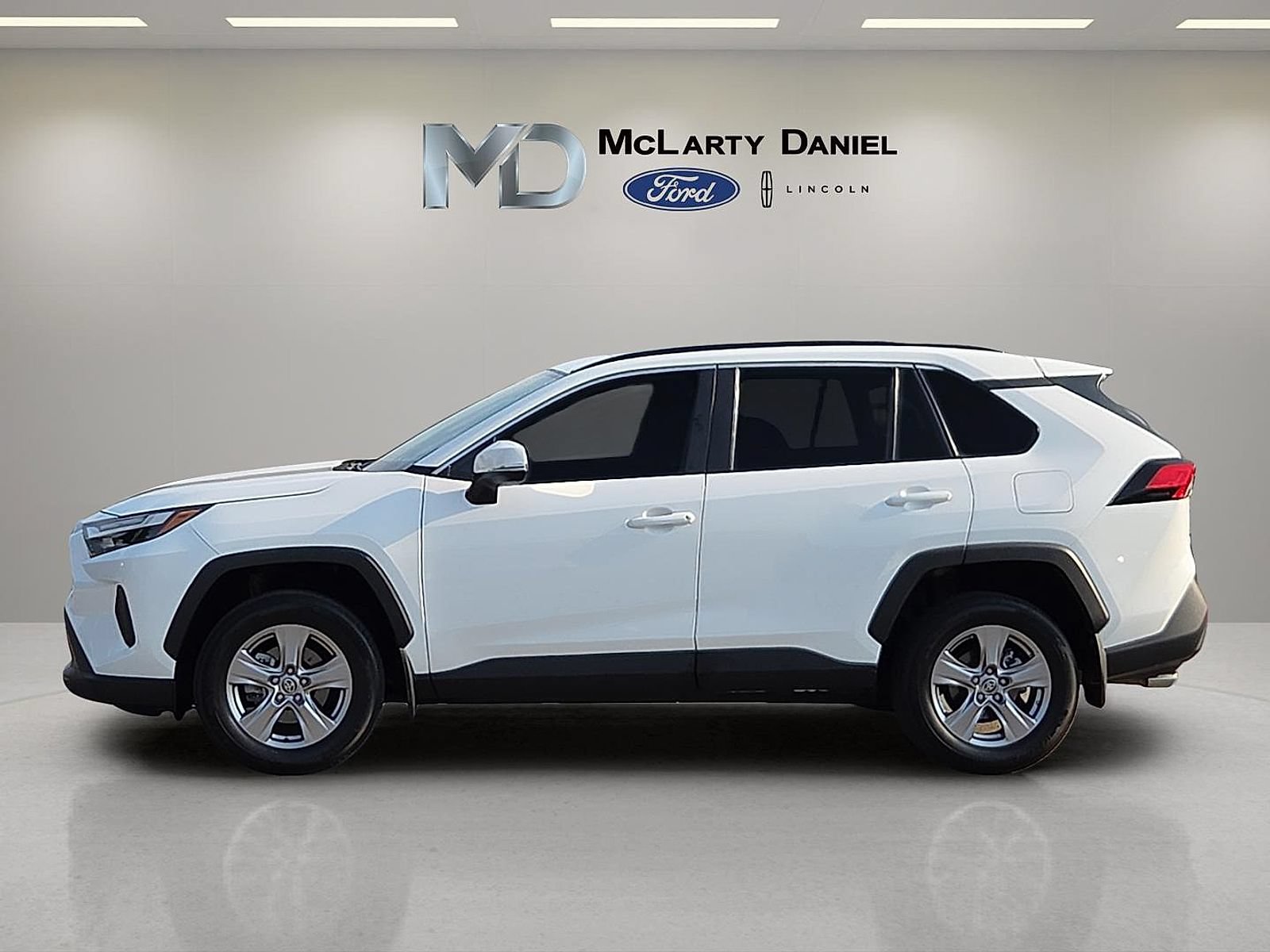 Used 2023 Toyota RAV4 XLE w/ Convenience Package FWD image 3