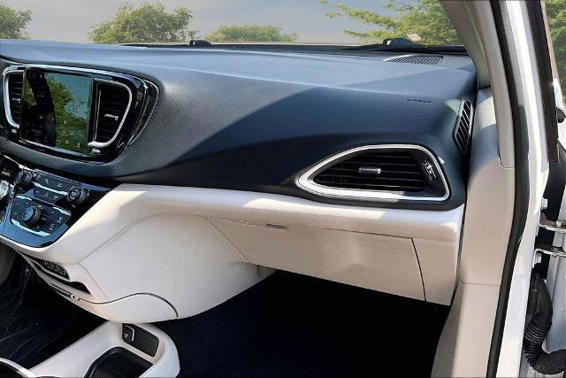 Used 2023 Chrysler Pacifica Touring-L FWD image 16