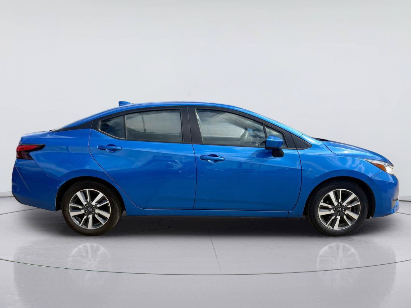Used 2024 Nissan Versa SV FWD image 2