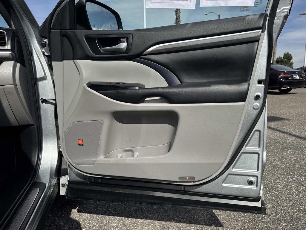 Used 2018 Toyota Highlander Limited Platinum w/ Carpet Mat Package (TMS) image 29