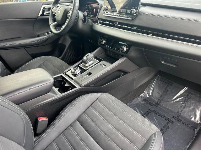 Used 2023 Mitsubishi Outlander 4WD Plug-In Hybrid image 15