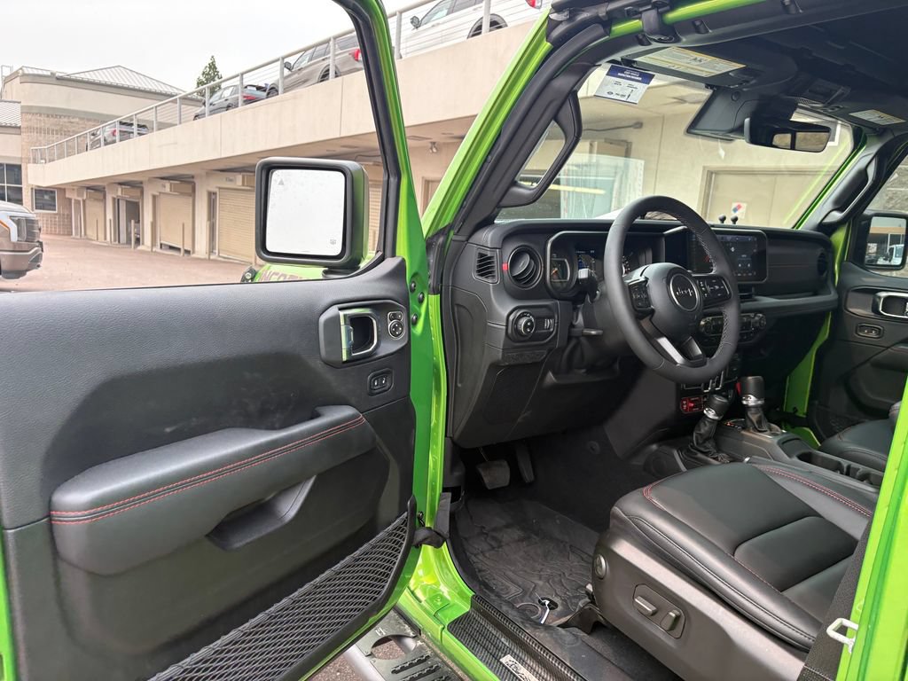 Used 2025 Jeep Gladiator Rubicon AWD/4WD image 15