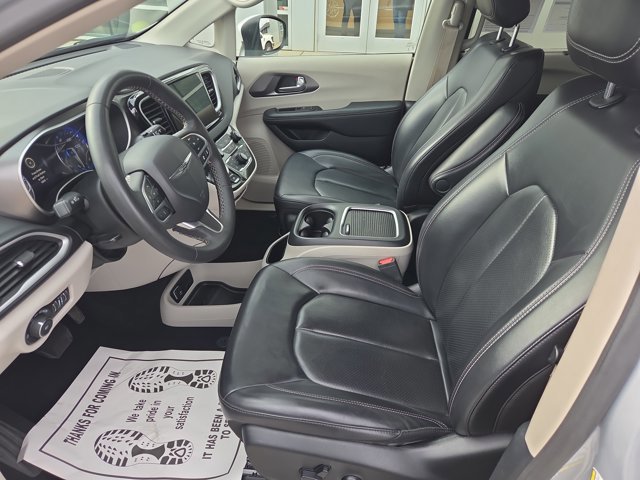 Used 2023 Chrysler Pacifica Touring-L FWD image 3