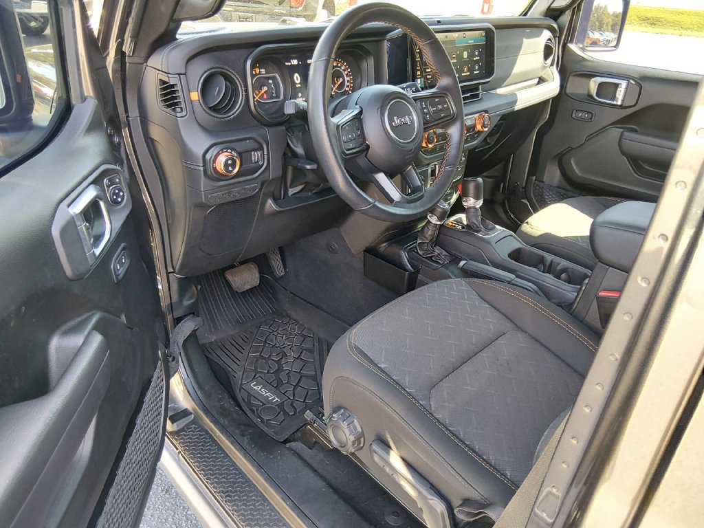 Used 2025 Jeep Gladiator Mojave w/ Safety Group AWD/4WD image 10