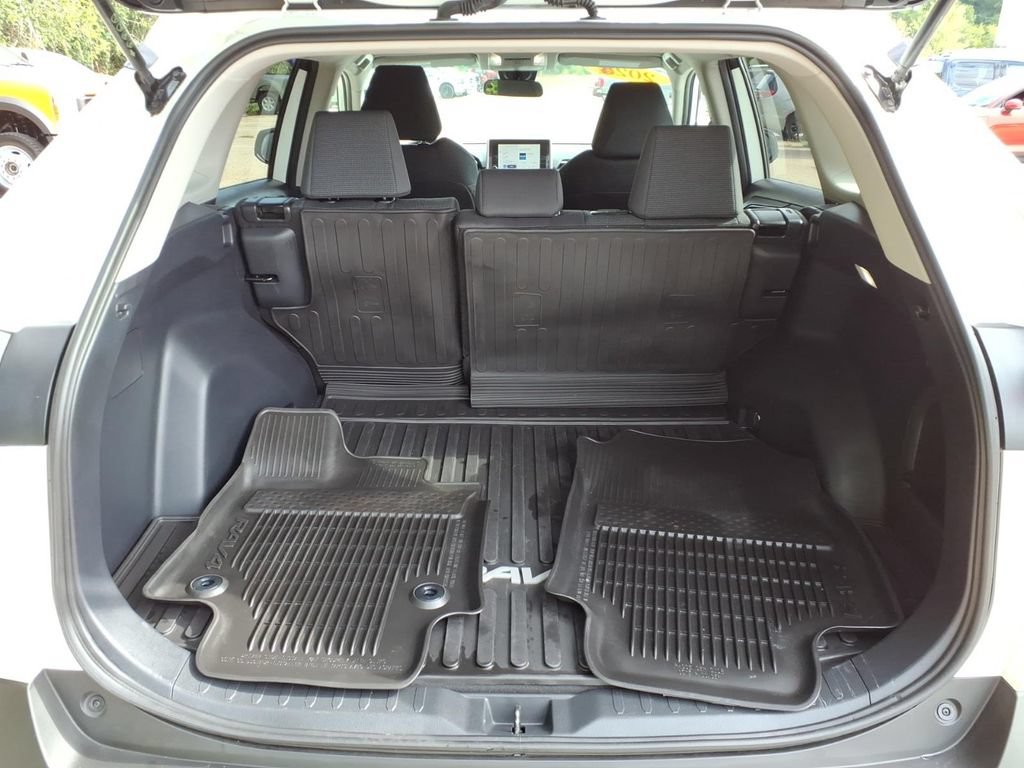 Used 2024 Toyota RAV4 LE AWD/4WD image 12