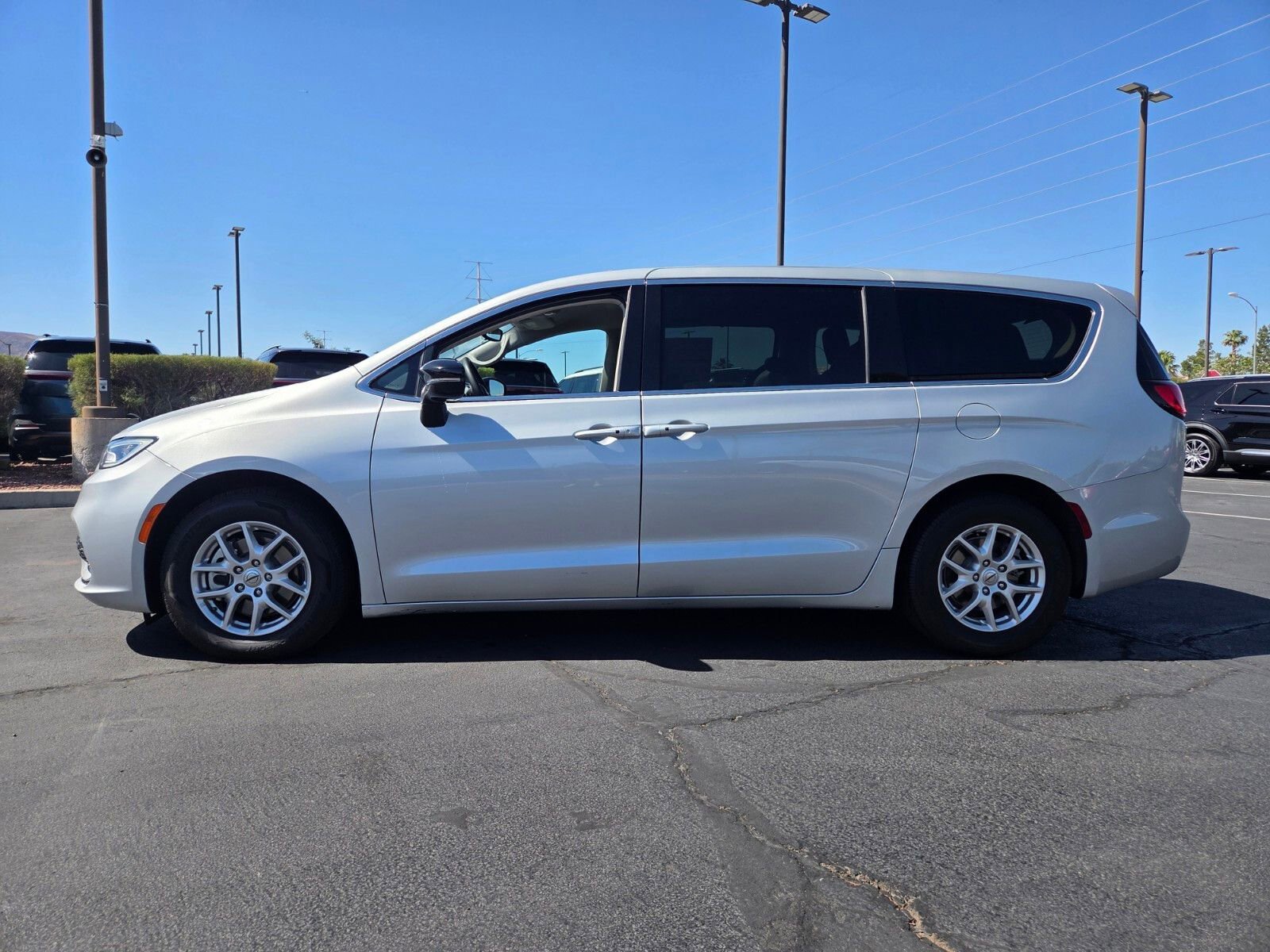 Used 2024 Chrysler Pacifica Touring-L FWD image 3