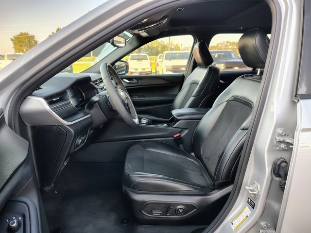 Used 2023 Jeep Grand Cherokee Altitude AWD/4WD image 10