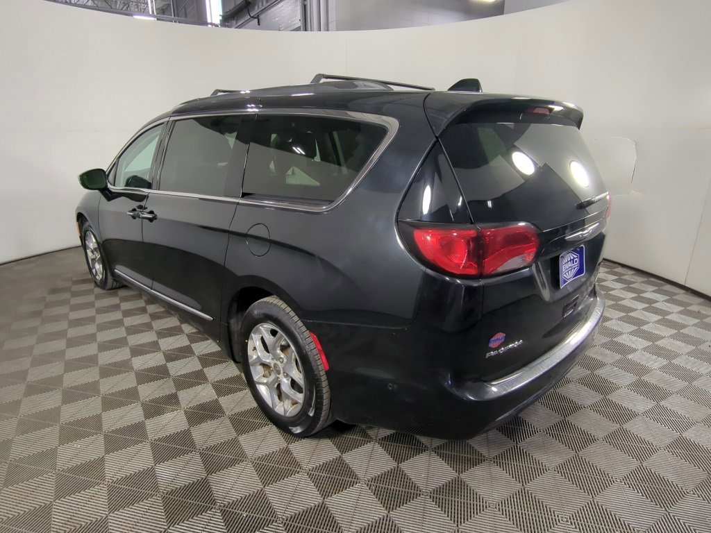 Used 2017 Chrysler Pacifica Limited image 2