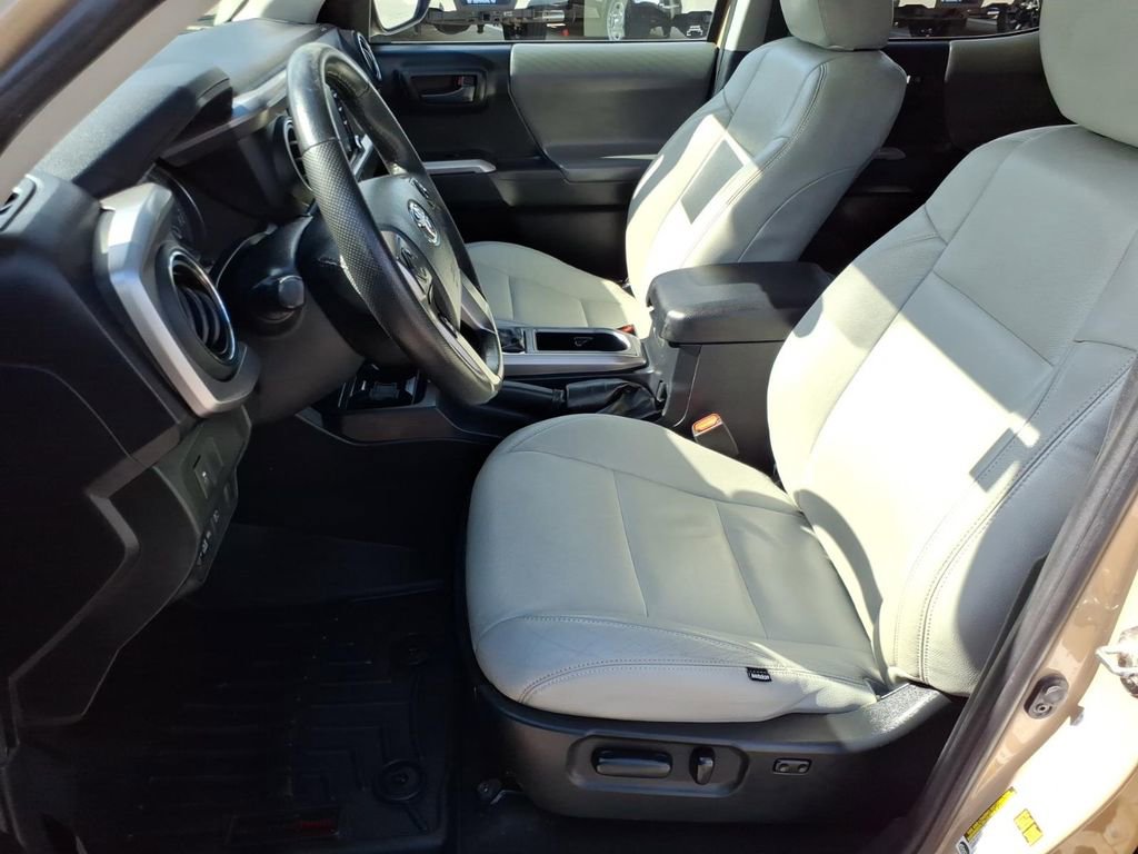 Used 2020 Toyota Tacoma SR5 w/ Technology Package AWD/4WD image 20