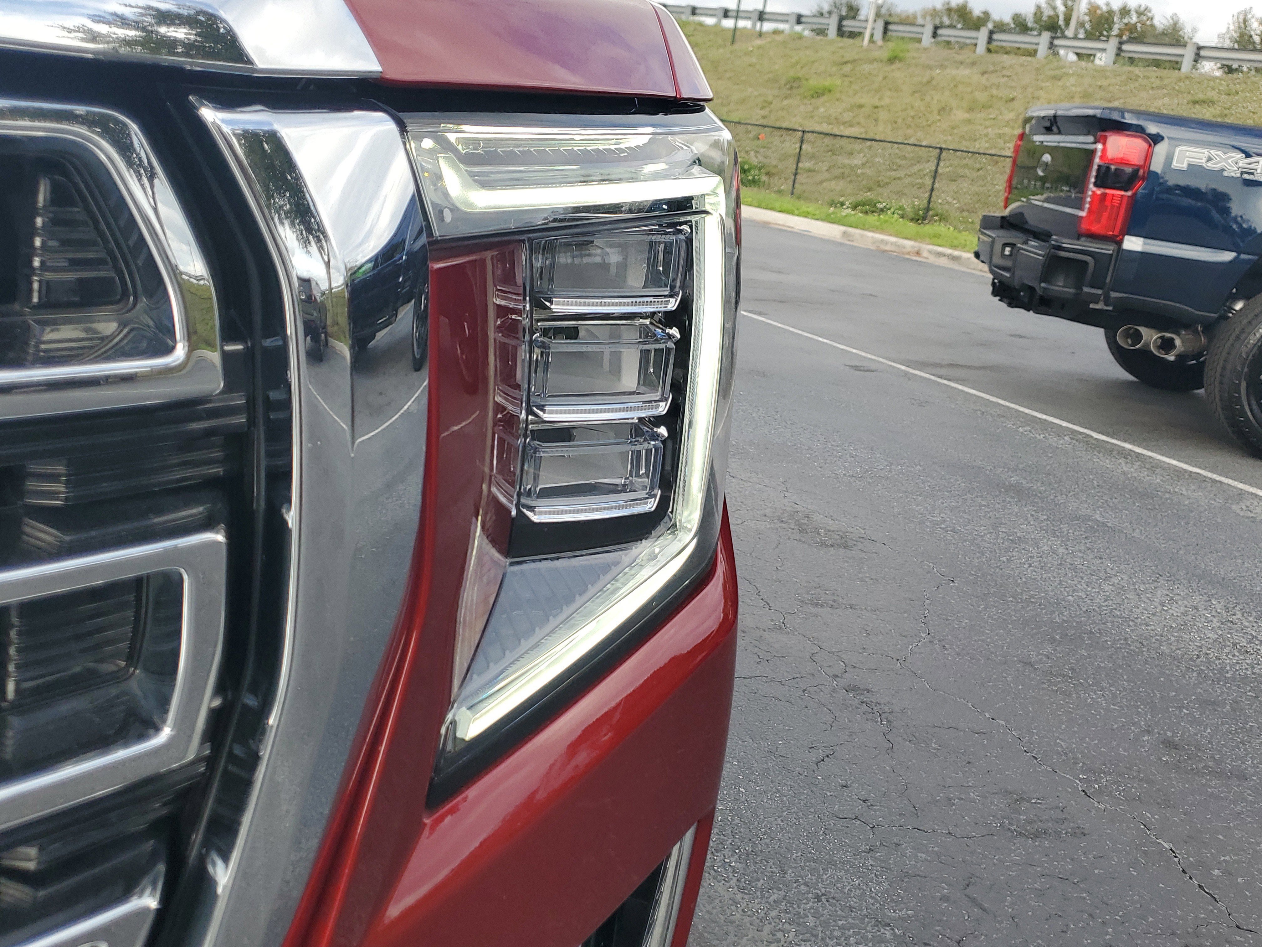 Used 2023 GMC Yukon SLT w/ SLT Luxury Package image 6