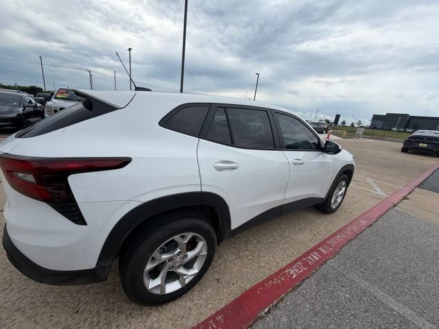 Used 2025 Chevrolet Trax LS w/ LS Convenience Package FWD image 8
