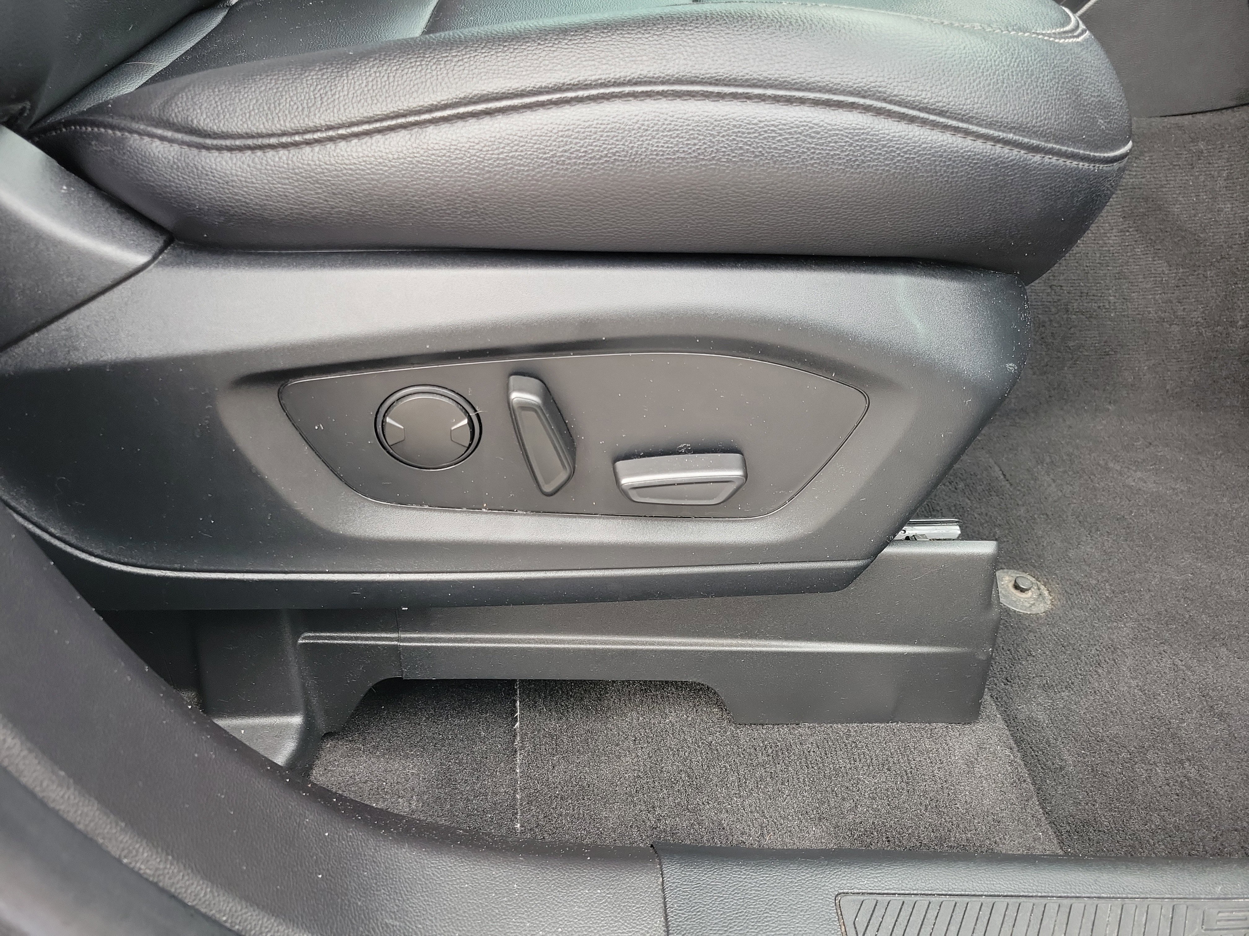 Certified 2020 Ford Explorer XLT w/ Equipment Group 202A image 30