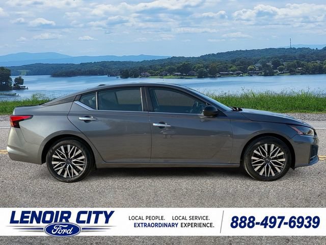 Used 2025 Nissan Altima 2.5 SV FWD image 2