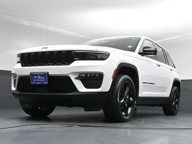 Used 2023 Jeep Grand Cherokee Limited w/ Black Appearance Package AWD/4WD image 38