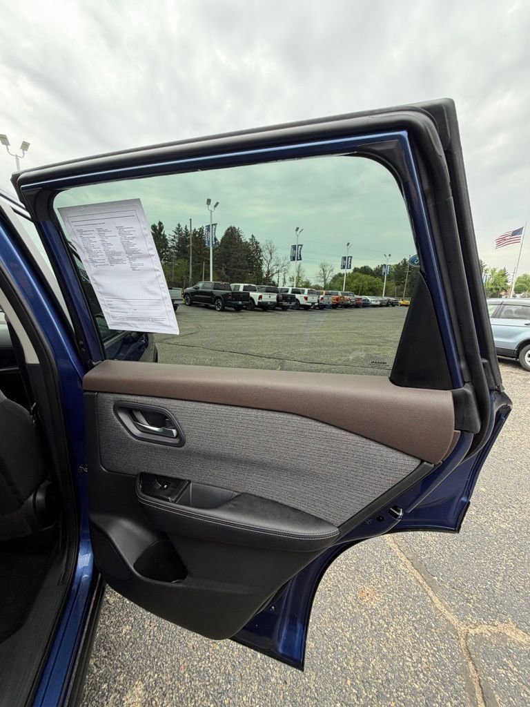 Used 2022 Nissan Rogue SV AWD/4WD image 9