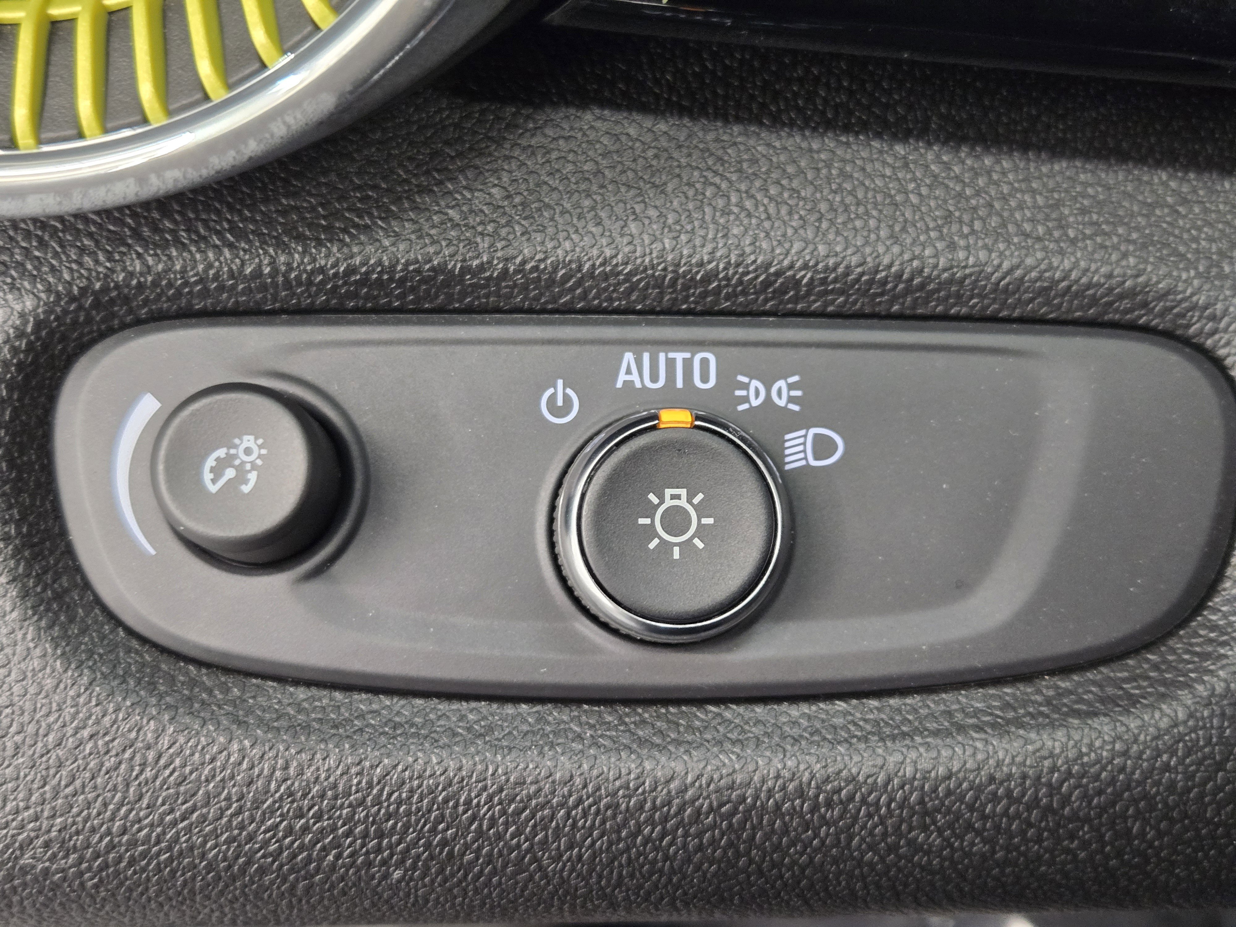 Used 2025 Chevrolet Trax ACTIV FWD image 23