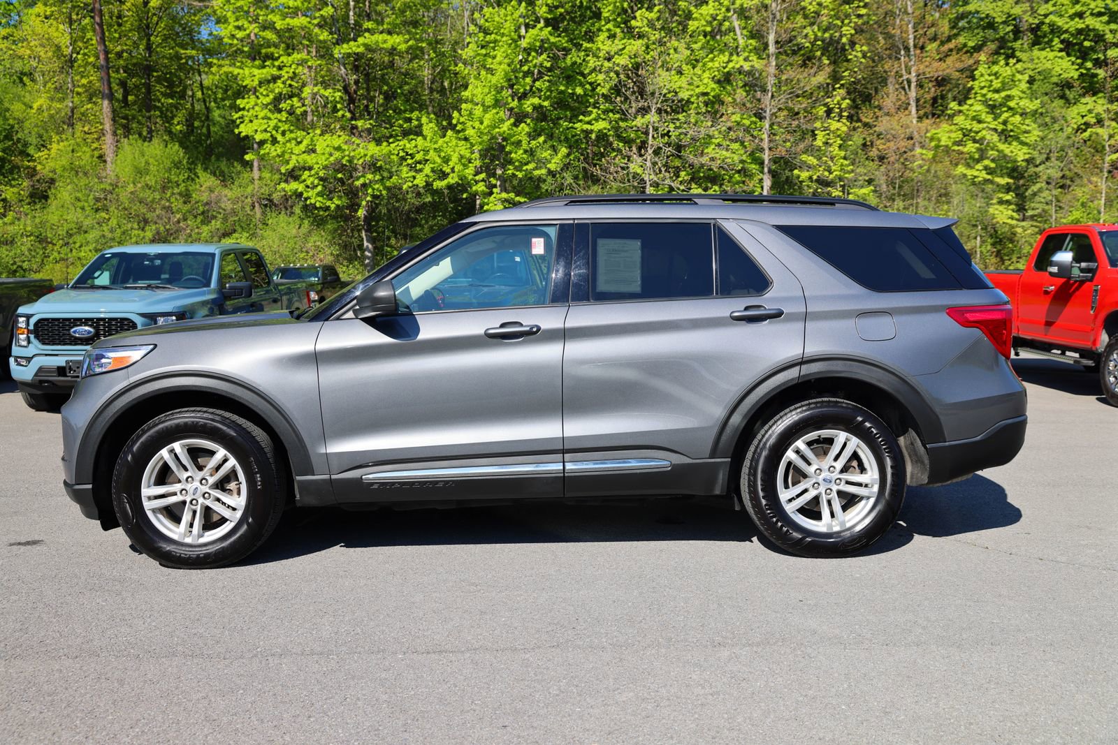 Certified 2023 Ford Explorer XLT w/ Equipment Group 202A AWD/4WD image 3
