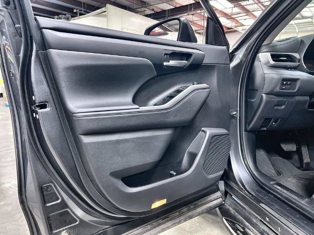 Used 2024 Toyota Highlander XLE FWD image 15