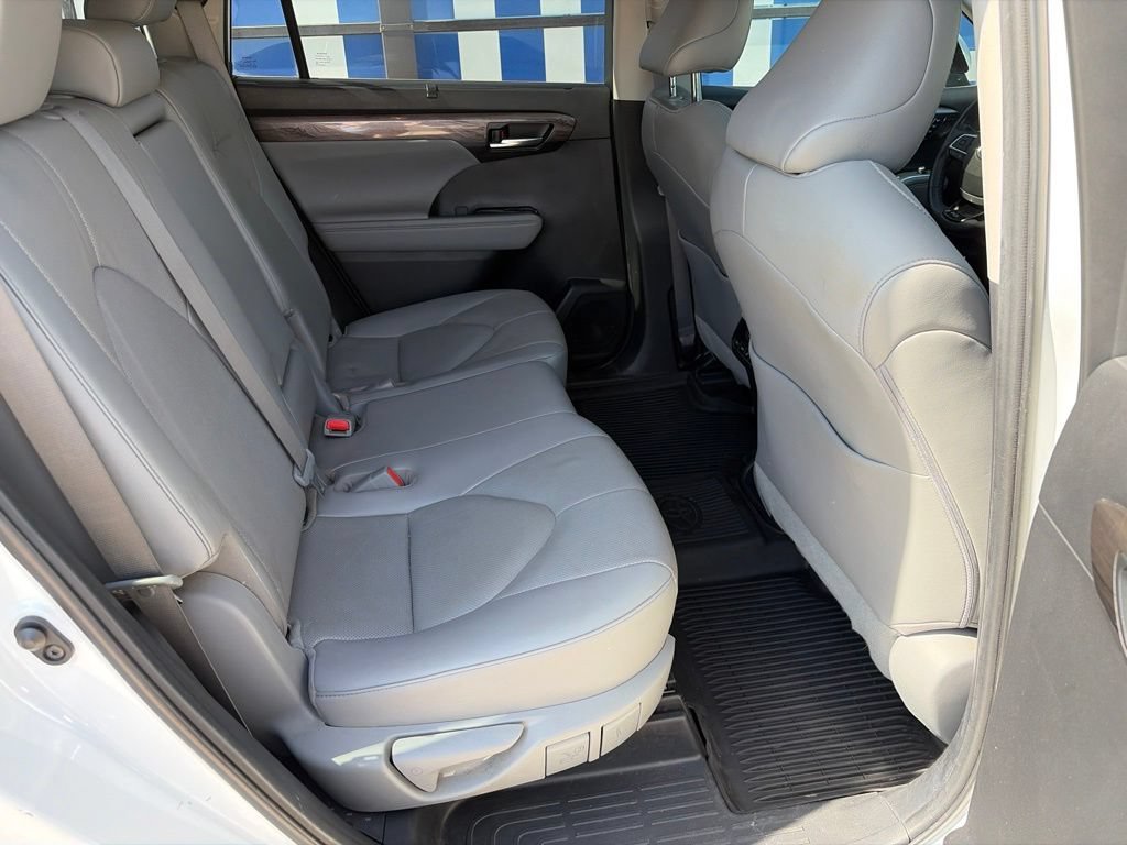 Used 2023 Toyota Highlander Limited FWD image 14