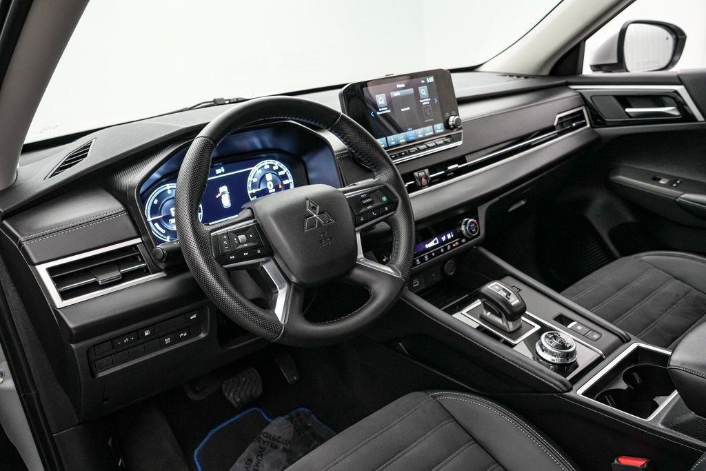 Used 2024 Mitsubishi Outlander SE image 14