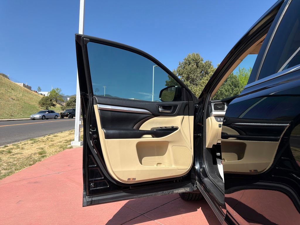 Used 2019 Toyota Highlander XLE AWD/4WD image 10