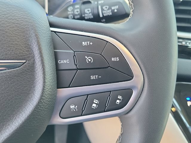 Used 2024 Chrysler Pacifica Touring-L FWD image 20