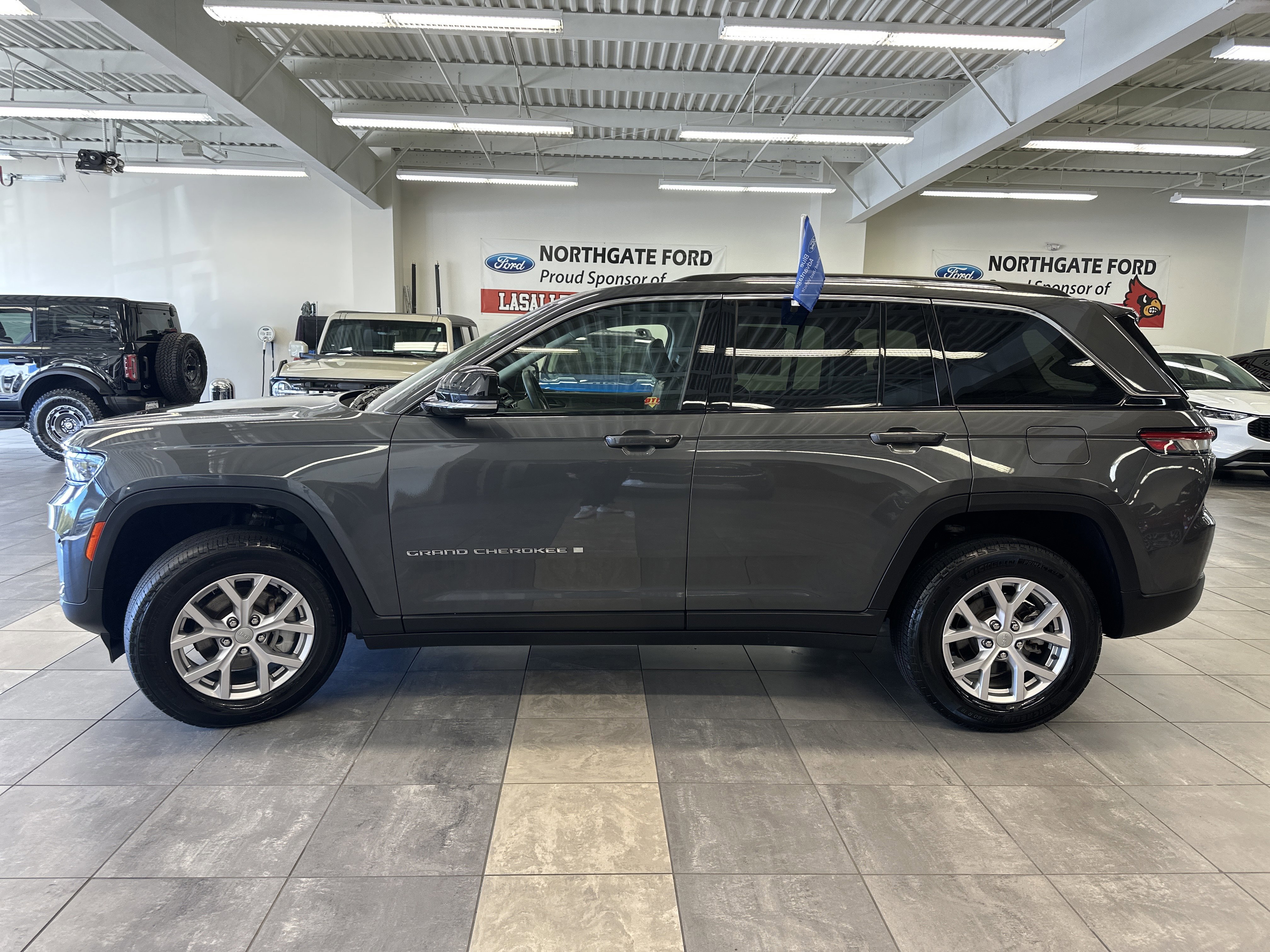 Used 2022 Jeep Grand Cherokee Limited w/ Trailer Tow Prep Group (B) image 2