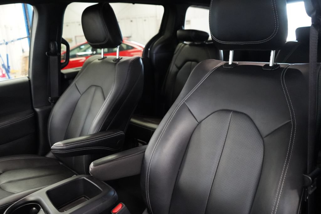 Used 2025 Chrysler Pacifica Select FWD image 16
