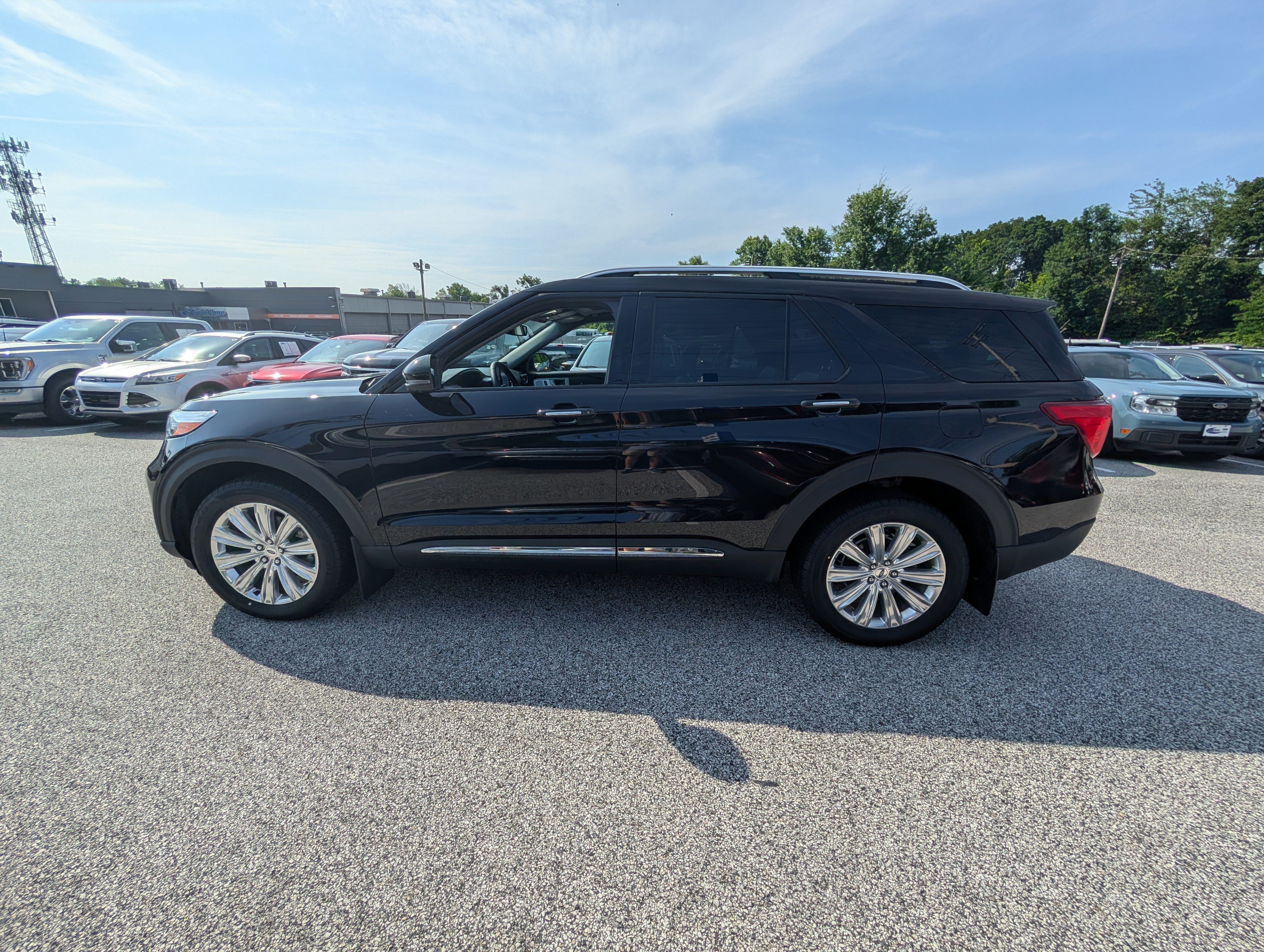 Certified 2022 Ford Explorer Limited w/ Limited Technology Package AWD/4WD image 3