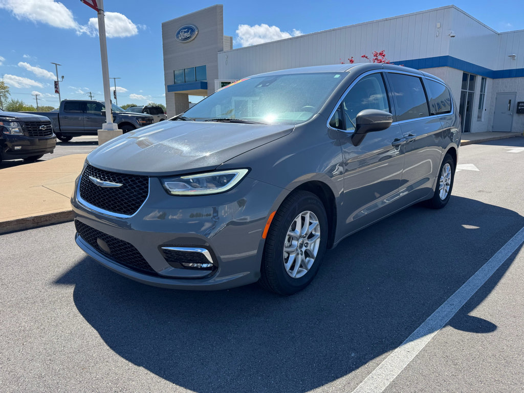 Used 2023 Chrysler Pacifica Touring-L FWD image 4