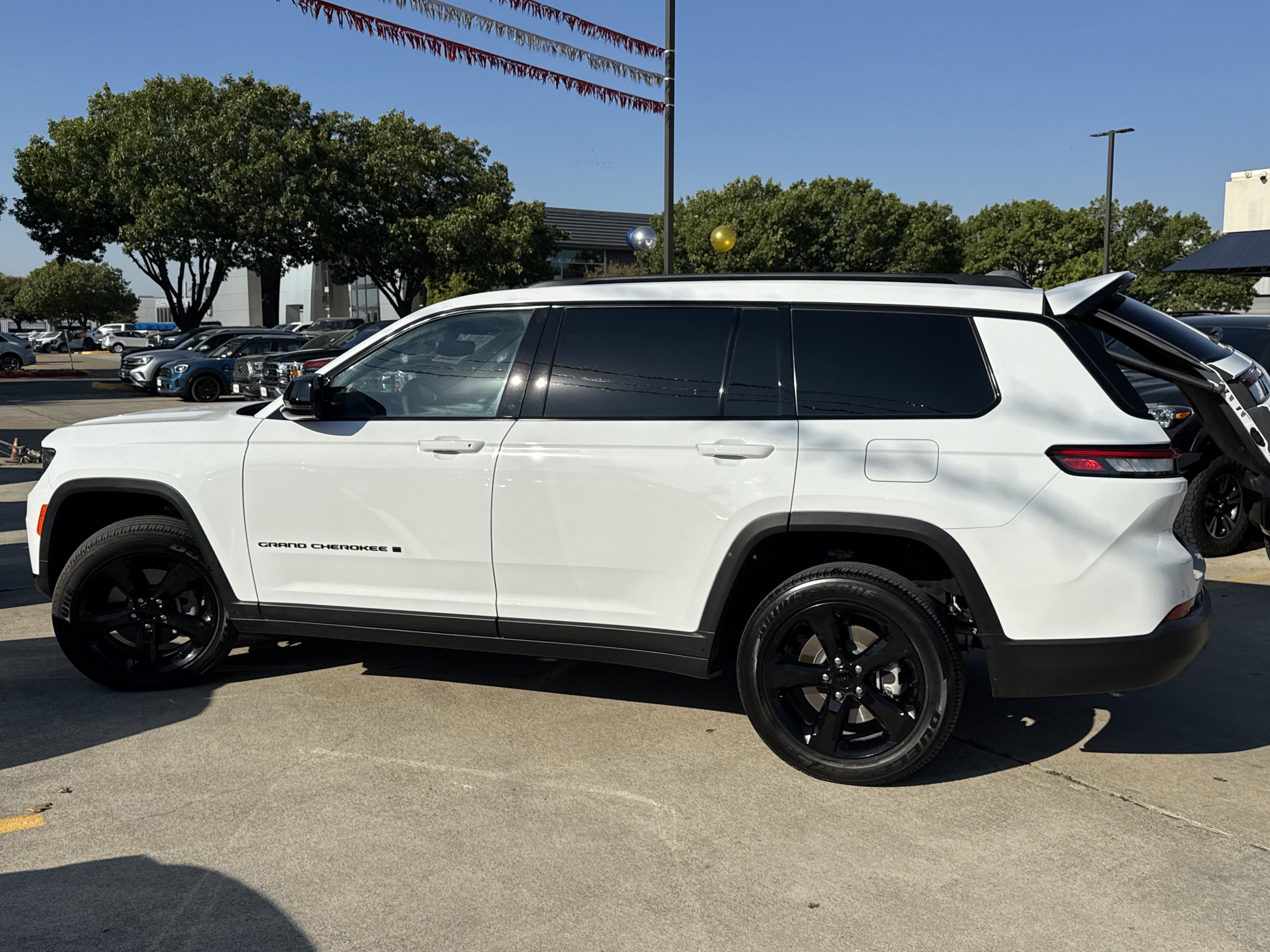 Used 2024 Jeep Grand Cherokee L Altitude image 10