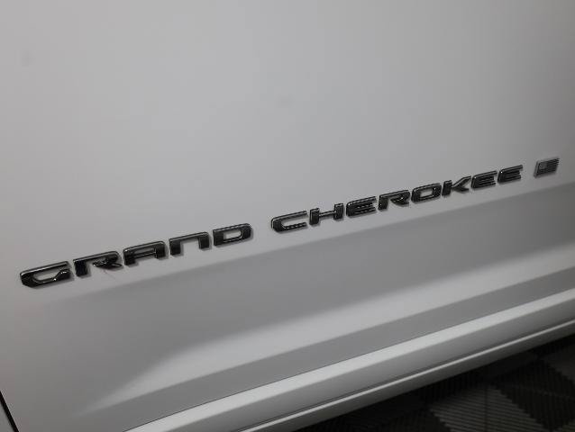 Used 2022 Jeep Grand Cherokee Overland w/ Luxury Tech Group IV AWD/4WD image 32
