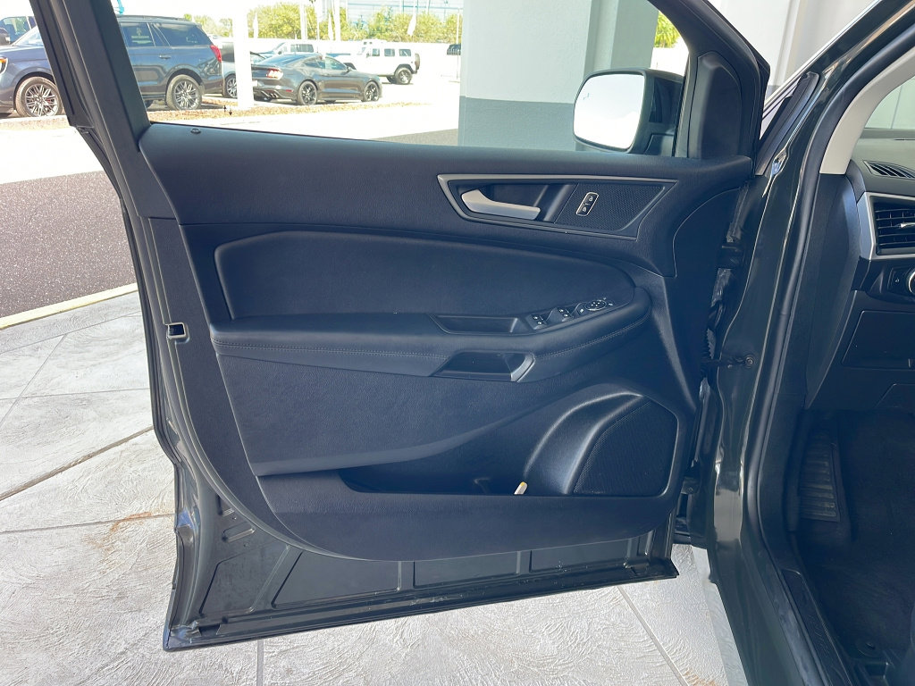 Certified 2024 Ford Edge SE w/ Black Appearance Package image 8