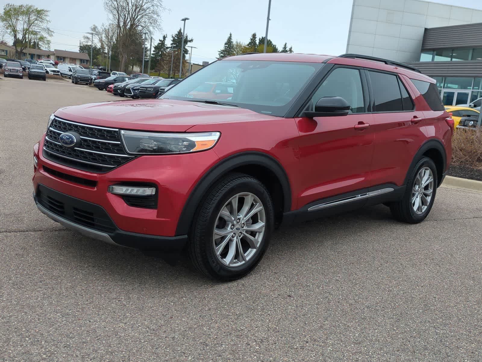 Certified 2024 Ford Explorer XLT w/ Equipment Group 202A AWD/4WD image 4
