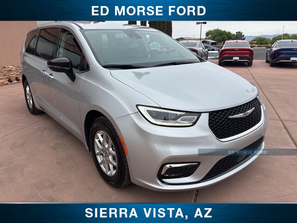 Used 2024 Chrysler Pacifica Touring-L FWD image 12