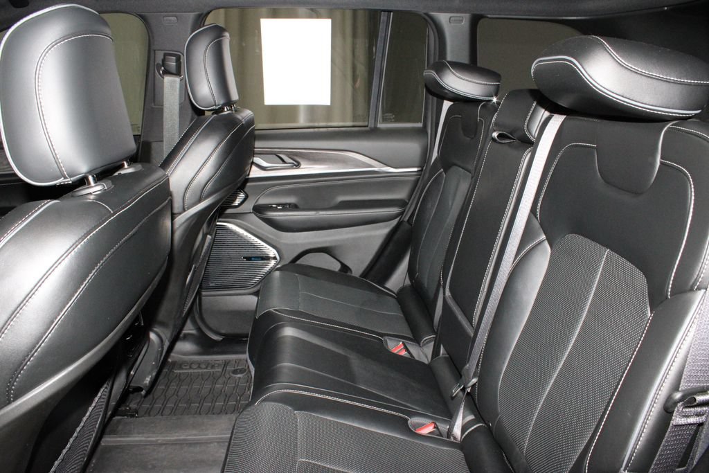 Used 2023 Jeep Grand Cherokee Overland AWD/4WD image 23