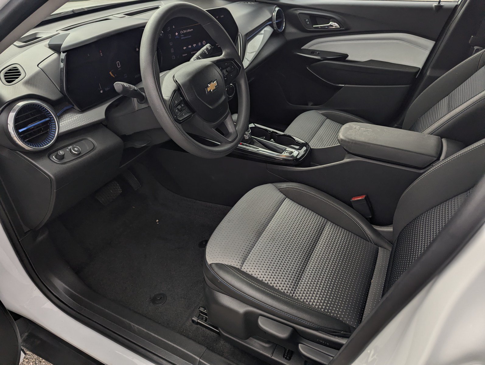 Used 2025 Chevrolet Trax LT FWD image 9
