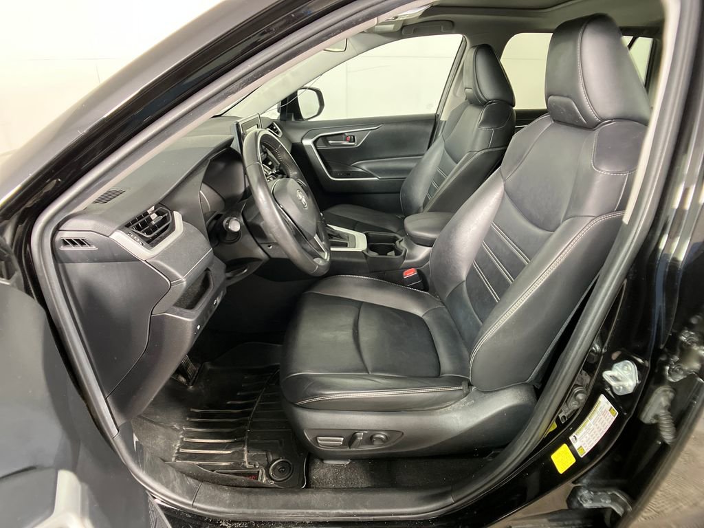 Used 2021 Toyota RAV4 XLE Premium image 28