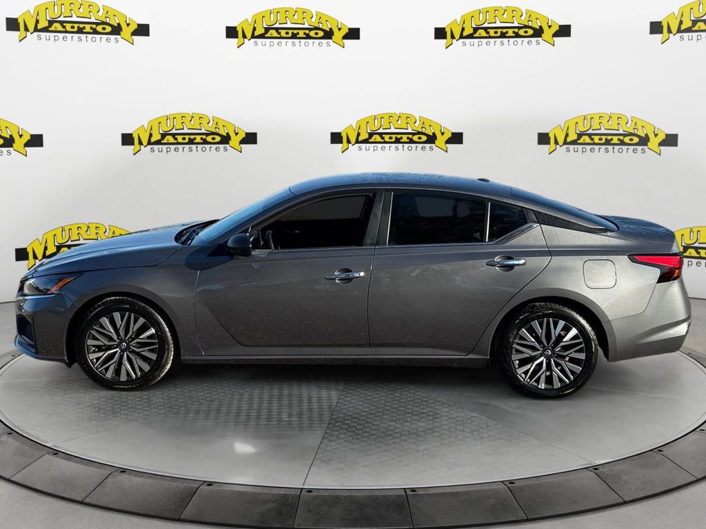 Used 2024 Nissan Altima 2.5 SV image 2
