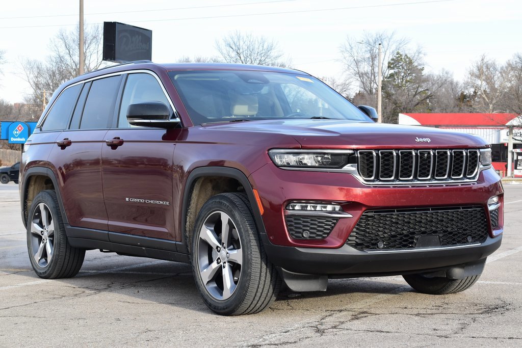 Used 2022 Jeep Grand Cherokee Limited w/ Luxury Tech Group II image 3