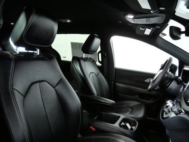Used 2025 Chrysler Pacifica Select FWD image 11